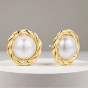 Rumored Lady Di Cabochon Pearl
Stud Gold Earrings 14k Gold
Plated NWT